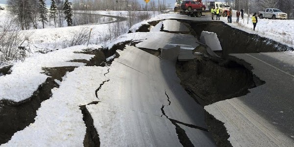 FOTOS: se parten carreteras en alaska , por fuerte terremoto. FOTOS: se parten carreteras en alaska , por fuerte terremoto.