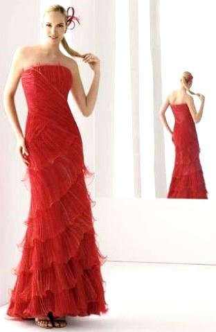 Vestido largo y rojo Foto de mujer con vestido largo con pliegues color rojo