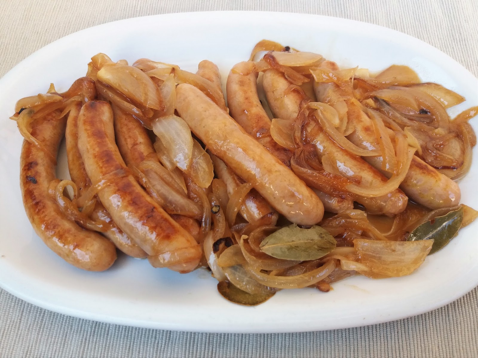 Salchichas al vino blanco con cebolla Cuina Marieta Salchichas al vino blanco con cebolla Cuina Marieta