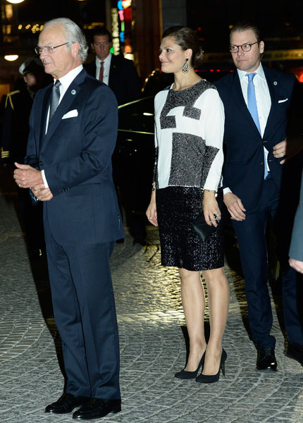 Carl Gustaf , la Reine Silvia , la Princesse Victoria , le Prince Daniel , le Prince Carl-Philip et Sofia Hellqvist ont assisté à un concert pour cloturer la journée de l'Ouverture du Riksdag , le Parlement suédois.  Victoria portait un haut By Malene Birger et Sofia portait une robe Roland Mouret.