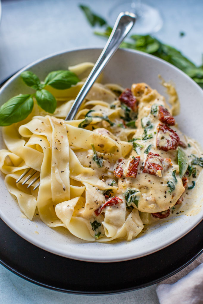 CREAMY TUSCAN CHICKEN WITH SPINACH AND SUN-DRIED TOMATOES