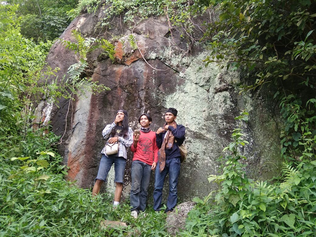 Mitos dan Fakta Batu Bilik di Gunung Angsana, Jasinga ...