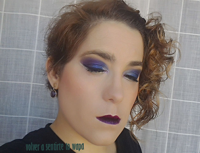 Maquillaje azul y morado con eyeliner plata