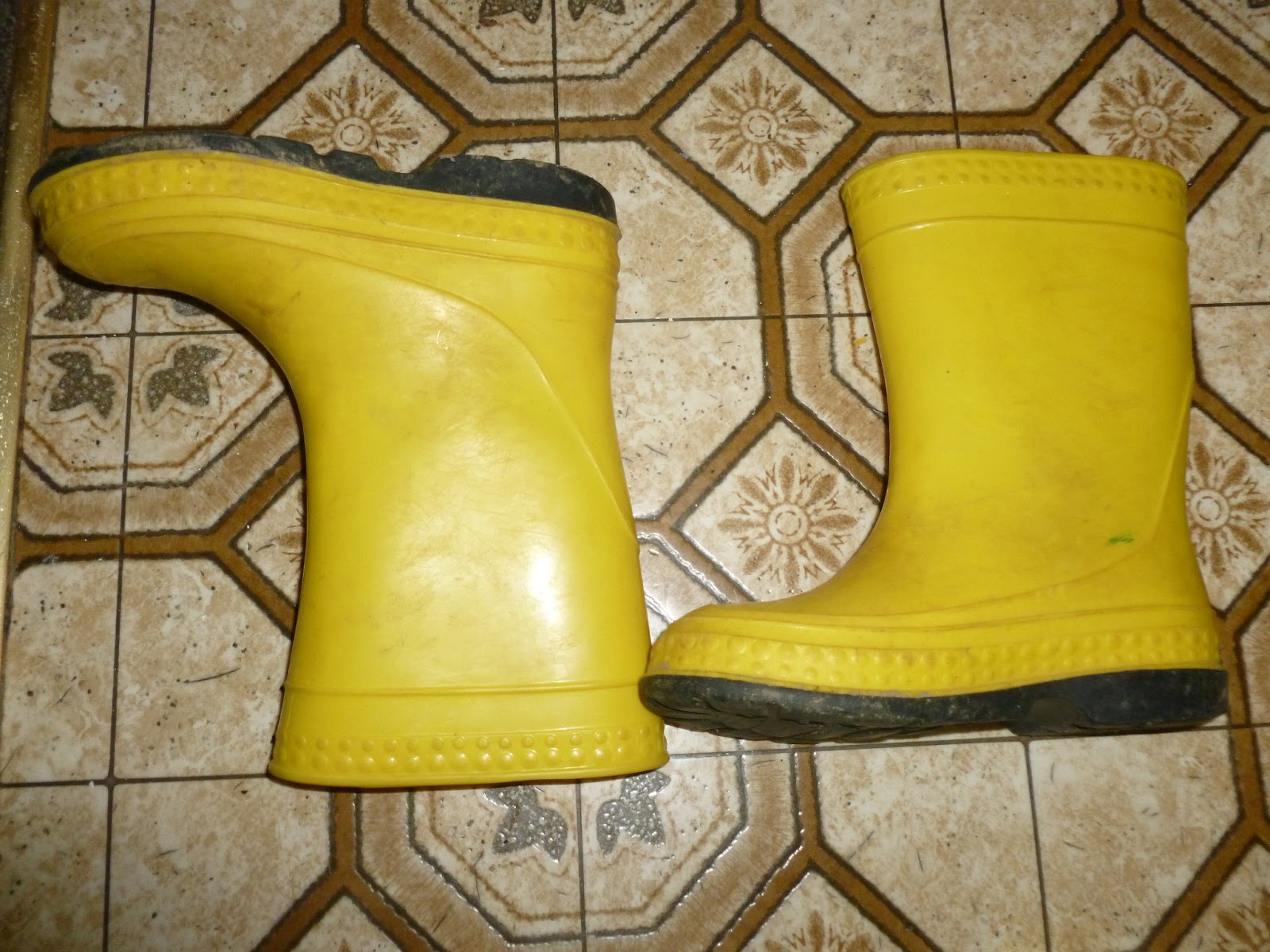 womens yellow rubber boots