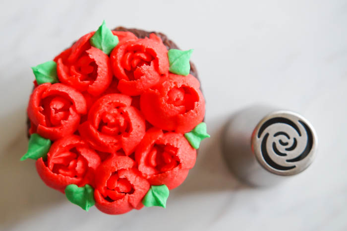 A beginner's guide to using Russian piping tips | bakeat350.net