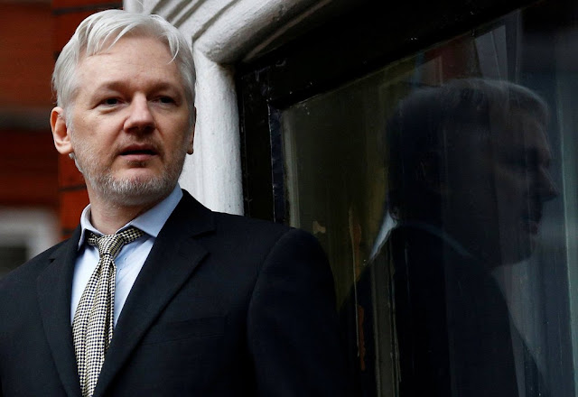 O triunfo de Moreno foi um alívio para o fundador do WikiLeaks, Julian Assange, já que o ex-banqueiro Guillermo Lasso tinha prometido retirá-lo da embaixada equatoriana em Londres se vencesse (Foto: Peter Nicholls/Reuters)