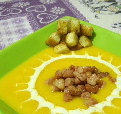 vellutata di zucca, patate e porri con speck croccante