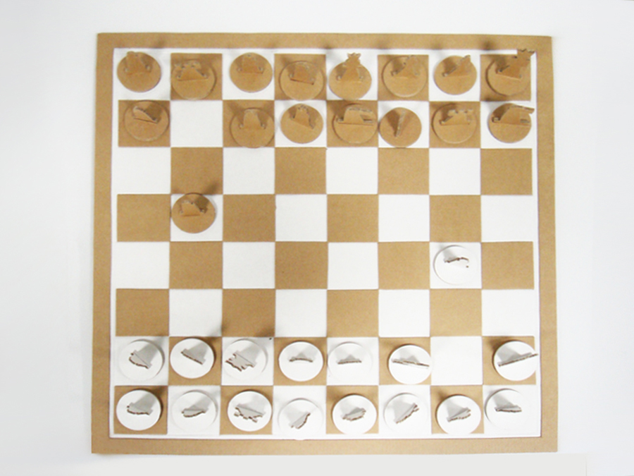 Jogos de xadrez montados com papelão ondulado e papel cartão