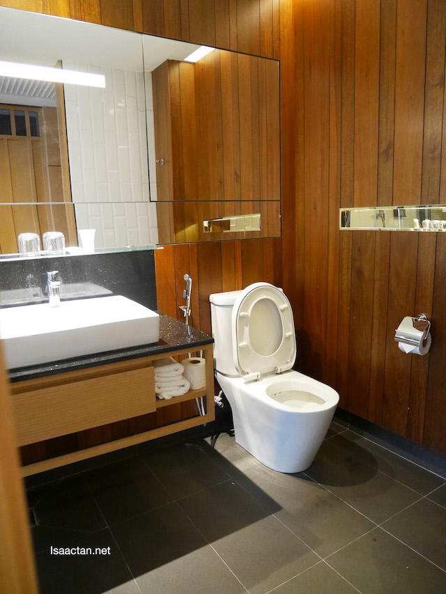 Even the bathroom had a touch of class to it, with wooden-like fixtures