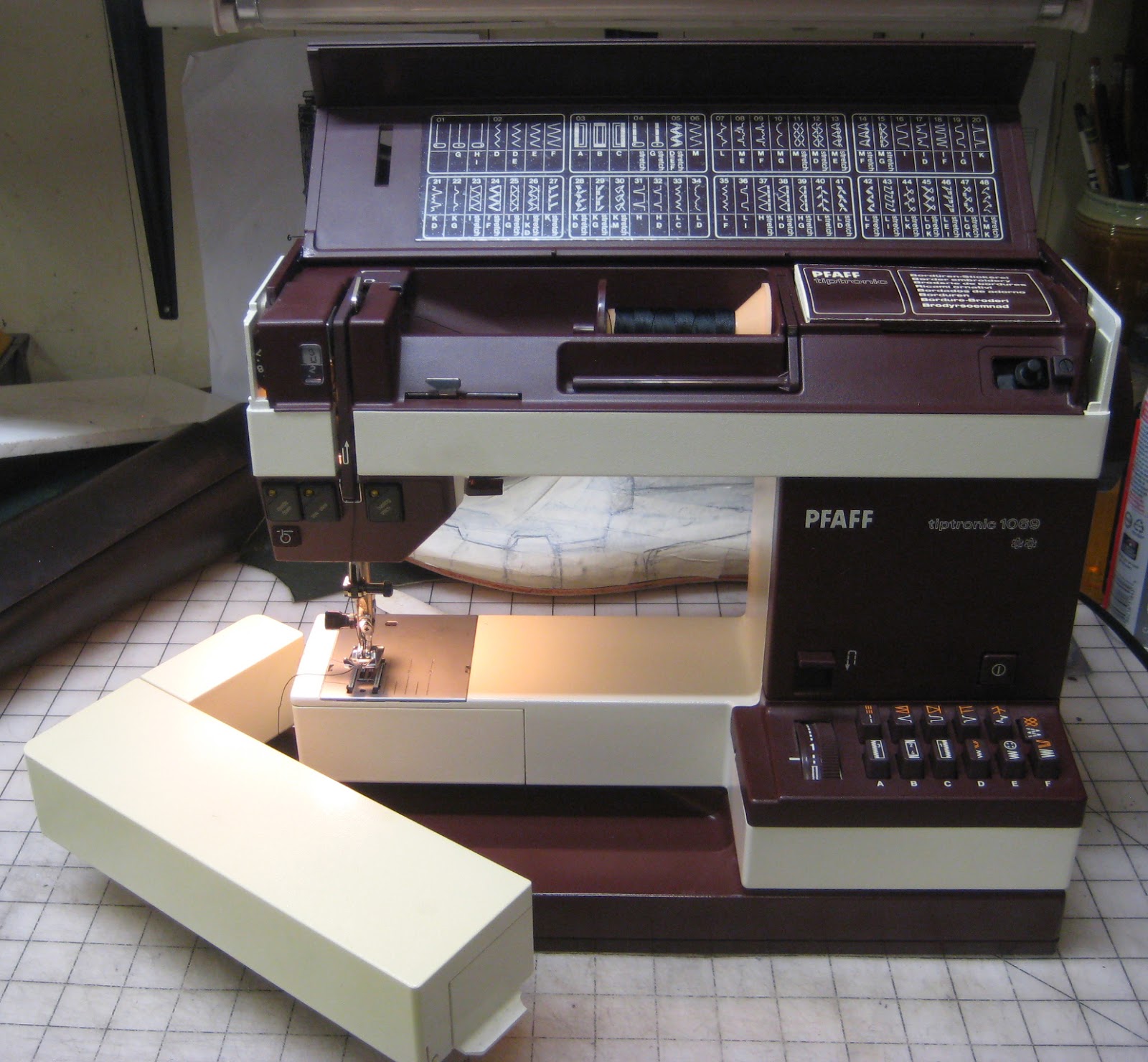 MI Vintage Sewing Machines Pfaff Tiptronic 1069 (1980's)