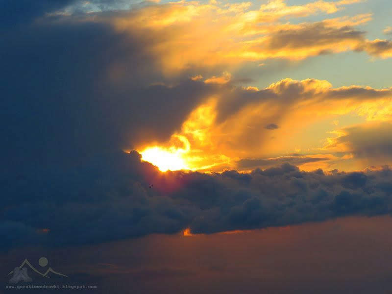 Moment W Którym Słońce Chowa Się Po Zachodniej Części Widnokręgu Zanim znów wyruszysz w góry - przewodnik na górskie wędrówki