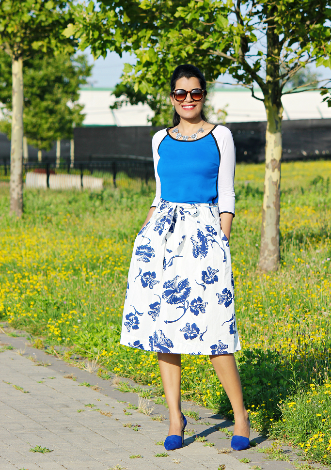 Zara Printed Skirt, Baseball Tee, Blue D'orsay Pumps, Summer Outfit Ideas, Hibiscus Prints, Gathered Skirt