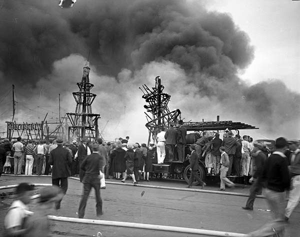 4 Mars 1929, un incendie majeur détruit l'exposition automobile de Los Angeles. Fa_473_autoshowfire2_600z