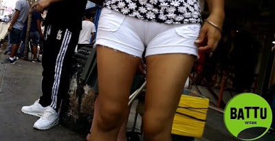 Sabrosa mujer con shorts apretados cameltoe marcado Sabrosa mujer shorts apretados cameltoe marcado
