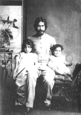 Rabindranath Tagore with his Son Rathindranath Tagore & Daughter Madhurilata Devi (Bela) | Indian Author & Poet Rabindranath Tagore Rare Photos | Rare & Old Vintage Photos