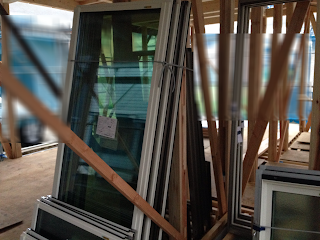 ウッドライフホーム金沢で新築一戸建てるまでの工程 ブログ住宅展示場 口コミ 間取り 評判は ペアガラス Low E 遮熱 グリーン色 シンフォニーマイルド ウッディ Lixil アルミ樹脂複合枠サッシ搬入