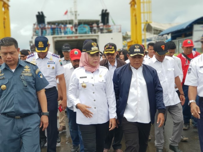 Bupati Tuba Hj Winarti Beri Bantuan Korban Tsunami Lamsel