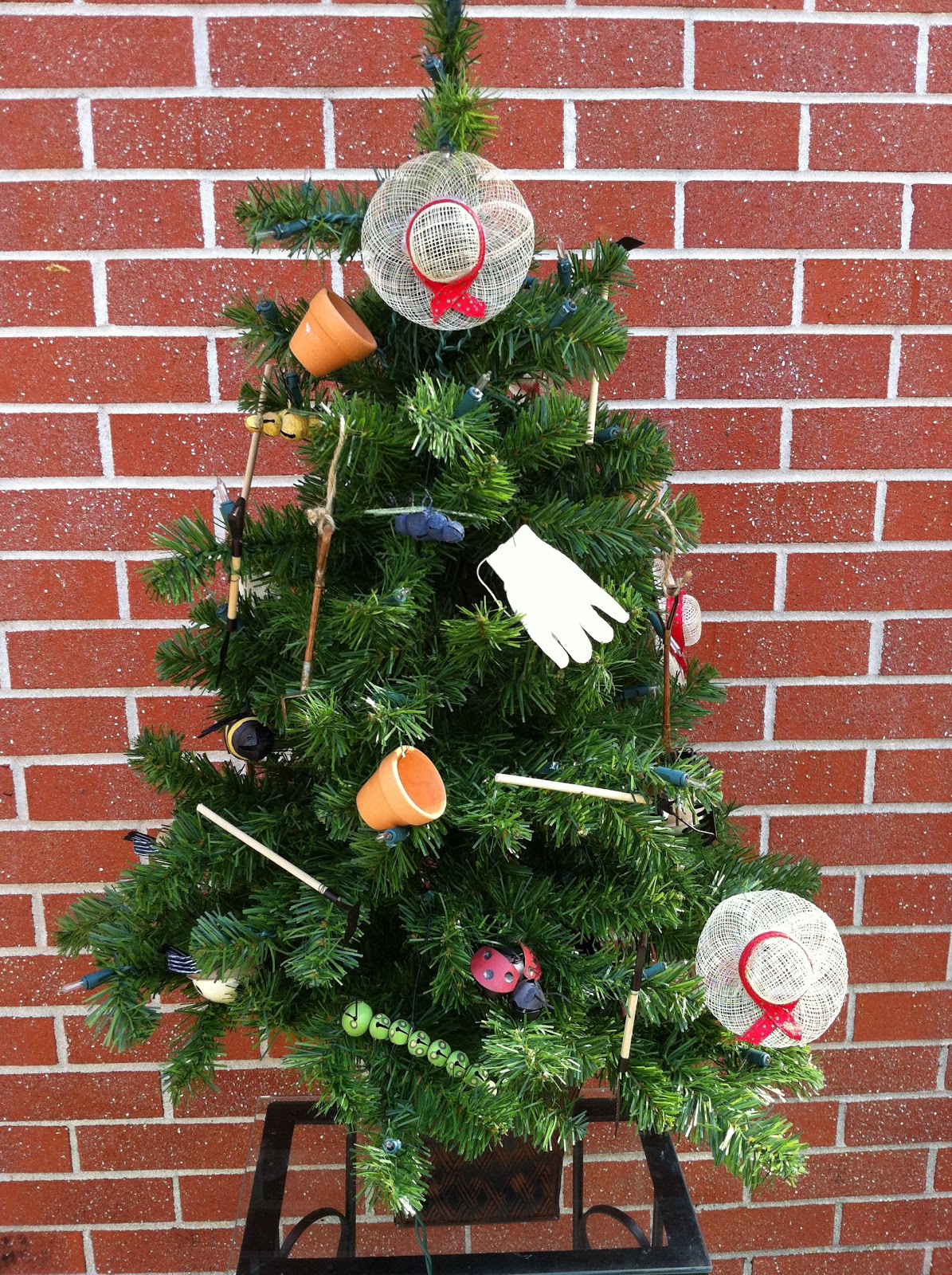 Monroeville Garden Club: Decorating the Patio For Christmas