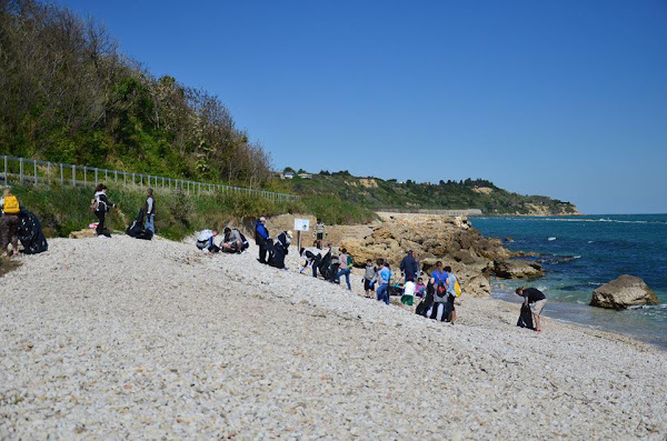 Il WWF riordina la spiaggetta della "Ritorna" -VIDEO