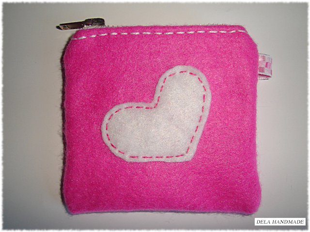 <img src="monedero-corazon-fieltro.png" alt="Monedero de fieltro en color rosa con corazón blanco"> 