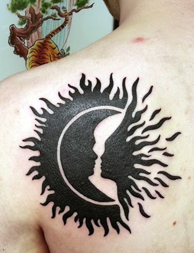 Este modelo em tatuagem mostra uma personificação do sol e da lua se aproximando para um beijo.