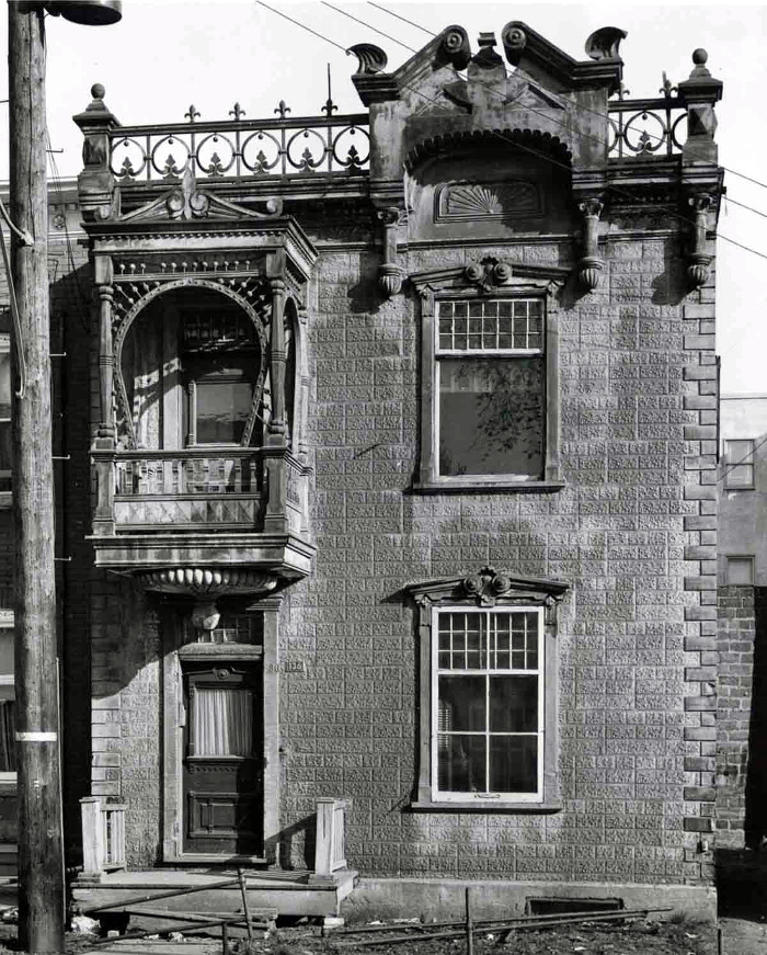 Michael's Scroll The Tin House / La maison de ferblanc