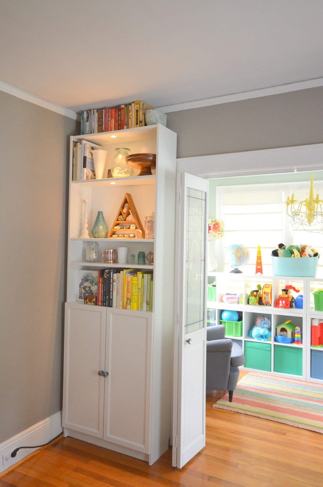 In the Little Yellow House: Living Room Bookshelves: Phase 1