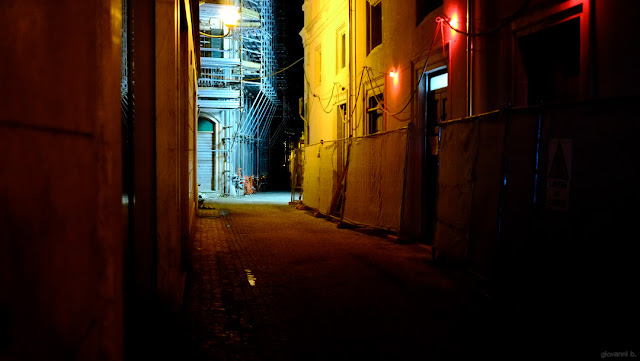 Street photography di notte per le strade di L'Aquila