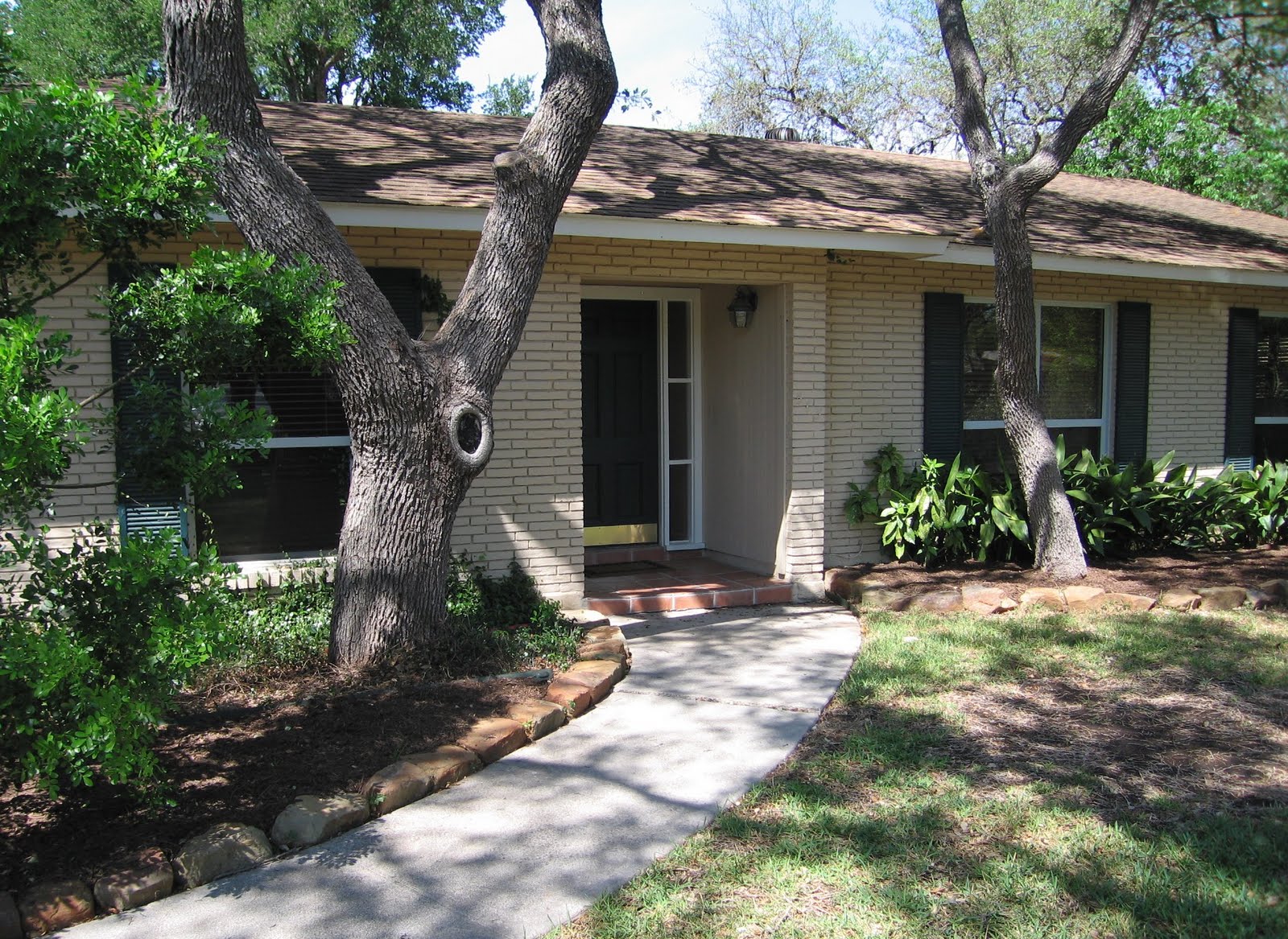 513 Skyforest in Hollywood Park is new to the market and ready for new