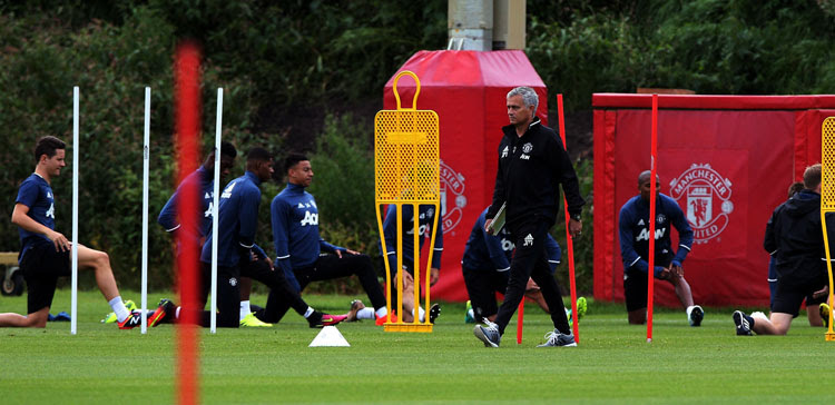 José Mourinho dirige el entrenamiento del Manchester United