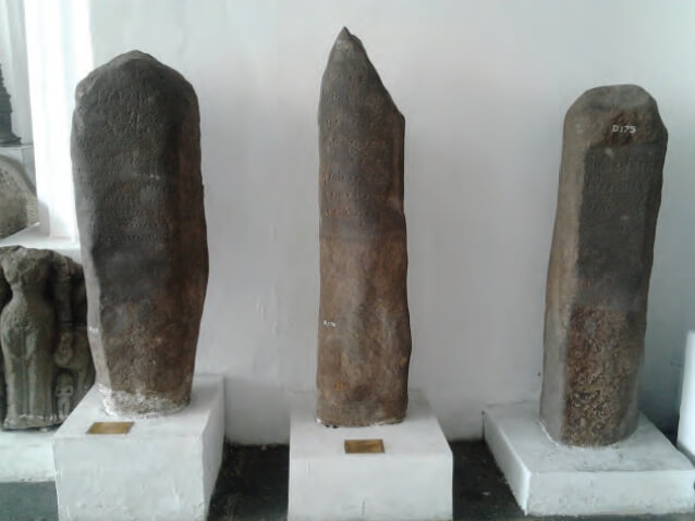 7 Buah Yupa Peninggalan Kerajaan Kutai - Peninggalan Jadul