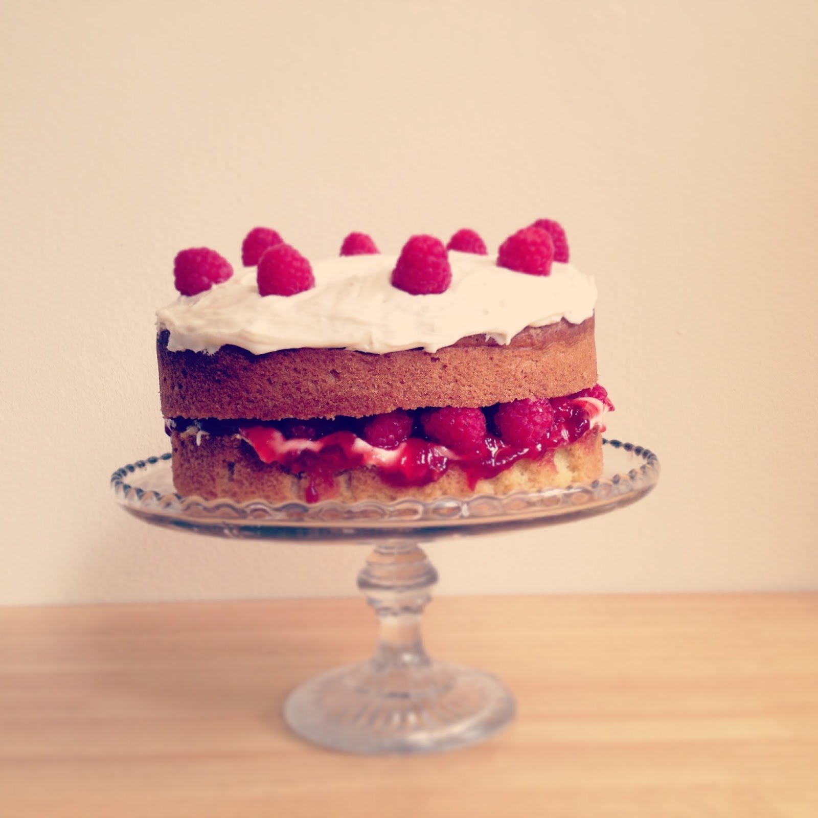 Maison: Vegan Victoria Sponge Cake (with raspberries)