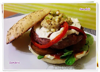 Hamburguesa Con Queso De Cabra, Pimiento Rojo, Canónigos, Mostaza Y Ajos Tiernos
