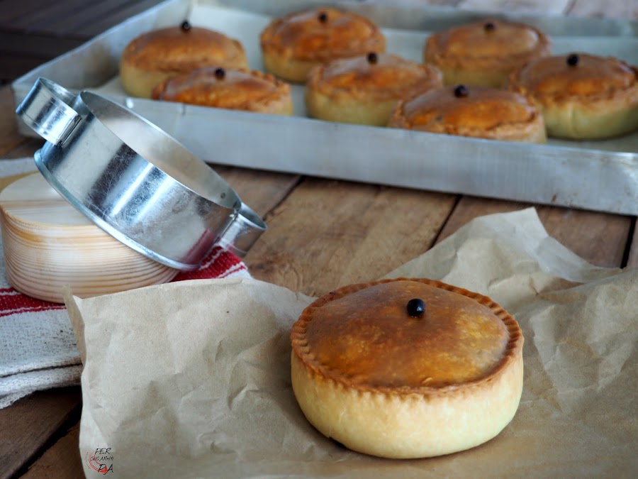 Panades mallorquines rellenas de cordero asado, guisantes, sobrasada y bacon