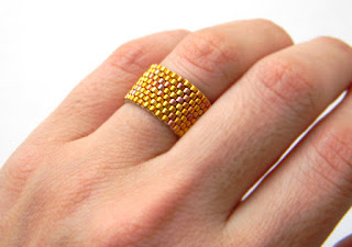 Сверкающее золотистое кольцо из бисера