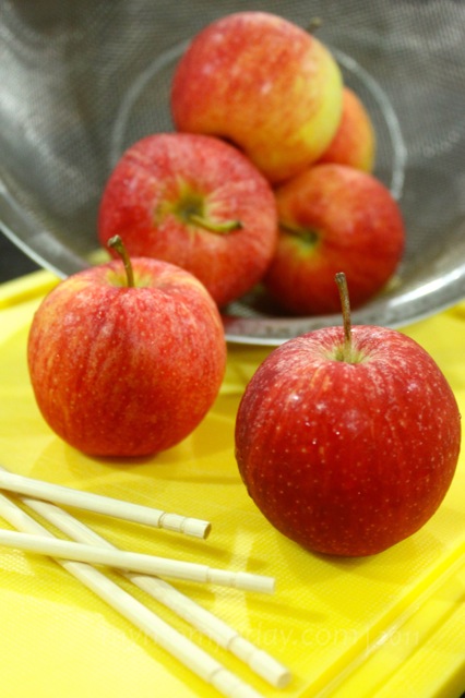 My Mom-Friday: Foodie Friday: Baby Caramel Apples