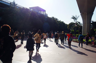 Crowd walking toward Tokyo Disneysea