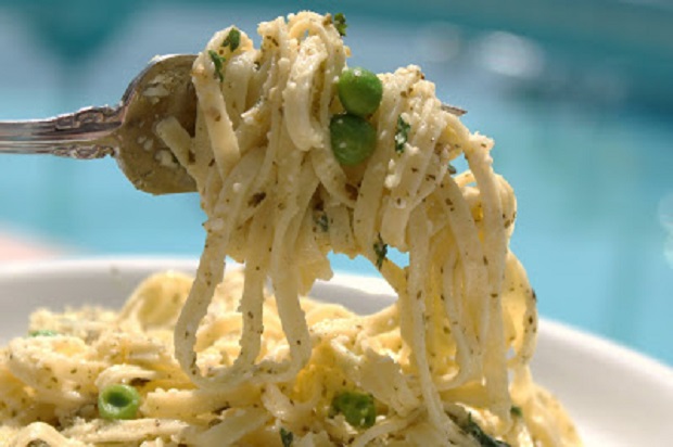 pasta with pesto sauce made with pistachio, peas, and parsley