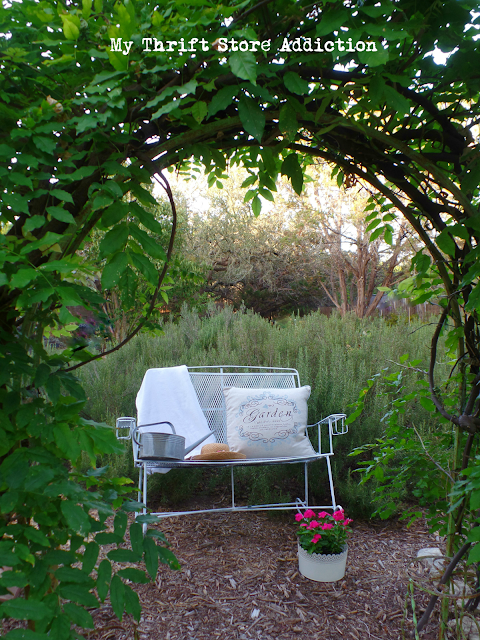 Check out these 5 thrifty ways to make your summer outdoor space look more inviting even when temperatures soar! 5 thrifty ways to make your outdoor space more inviting
