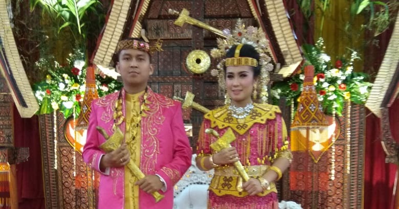 gaun pengantin toraja baju ulos