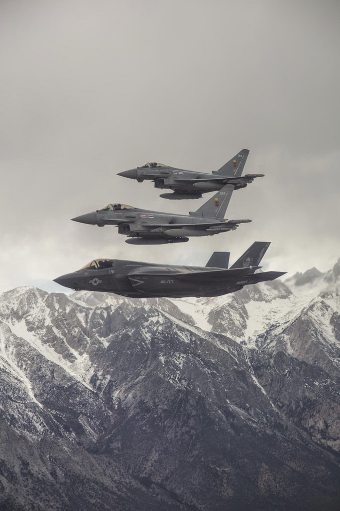F-35 vs Typhoon : Siapa yang akan Mendominasi ?