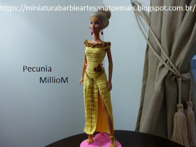 Barbie usando Vestido de Croche Com Fenda Dupla Criado Por Pecunia MillioM
