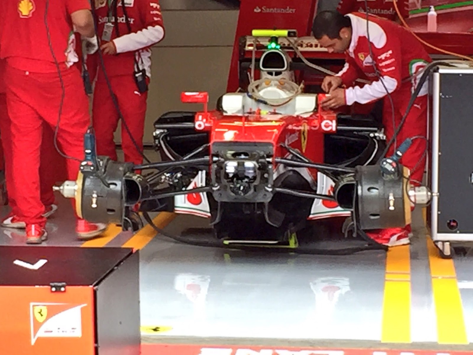 Ferrari SF16-H con i phon nella parte alta dei gruppi freno anteriori
