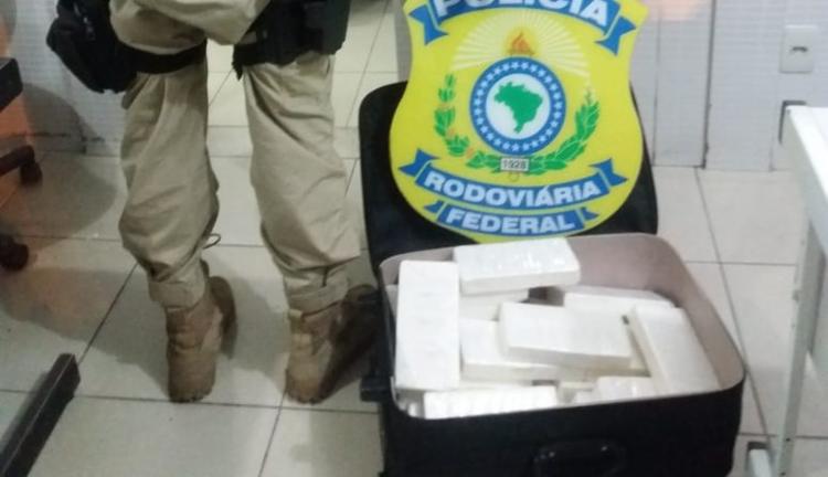 Passageira é presa pela PRF com quase 25 kg de cocaína na BR-101, em Alagoinhas
