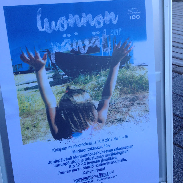 Valokuva posterista, jossa kerrotaan luonnon päivän tapahtumasta Kalajoen meriluontokeskuksessa