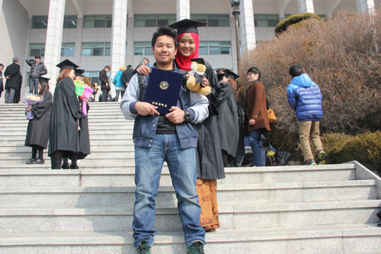 Foto Blogger Farah Lee dan Ally Iskandar Hari Jubah Inha University, Korea Selatan