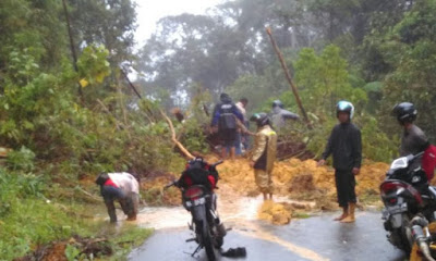 Jalan Banda Aceh – Meulaboh Ditimbun Tanah Longsor