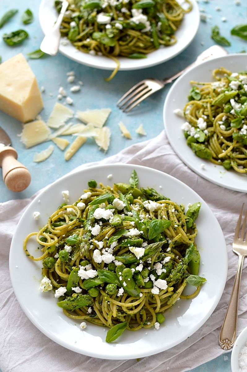 Spaghetti with kale pesto and pangrattato topping APP META