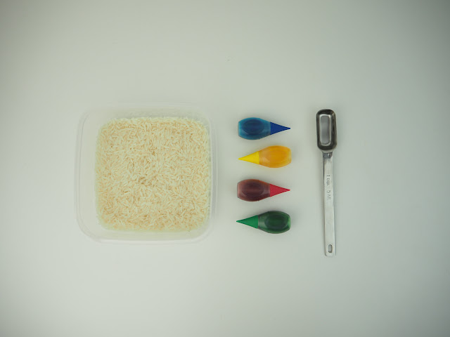 寶寶學顏色時，很多媽媽會利用彩色米做玩具，這篇是分享DIY兩分鐘簡易染出彩色米的作法。