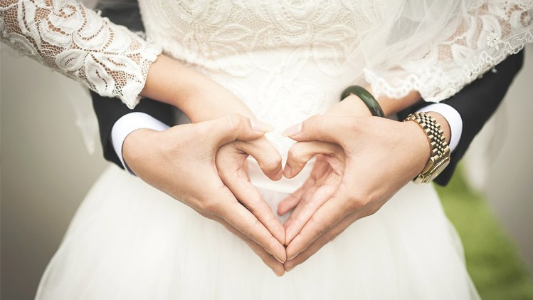 28+ Terbaru Gambar Kartun Romantis Berpegangan Tangan